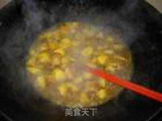薯仔咖喱鸡煲的做法步骤：3