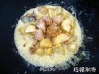 薯仔咖喱鸡煲的做法步骤：3