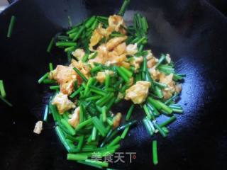 韭菜莛炒鸡蛋的做法步骤：3