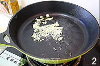 蒜香番茄鳀鱼面的做法步骤：2