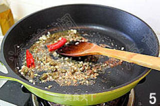 蒜香番茄鳀鱼面的做法步骤：2