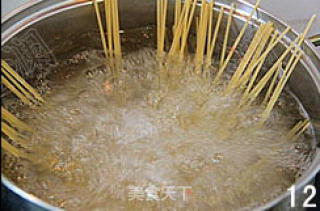 蒜香番茄鳀鱼面的做法步骤：2