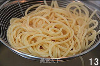 蒜香番茄鳀鱼面的做法步骤：2