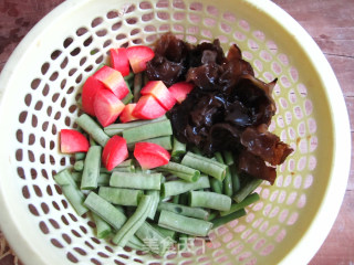 豆角肉丝焖面的做法步骤：2