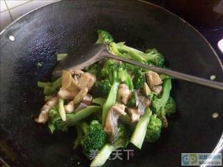 西兰花炒生鱼片的做法步骤：3
