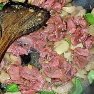 节令佳肴----秋菱牛肉的做法步骤：4