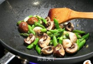 火腿烩芦笋蘑菇的做法步骤：4
