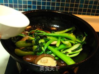 香菇扒油菜的做法步骤：3