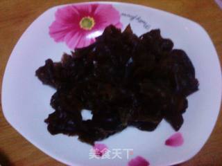 木耳拌豆腐的做法步骤：2
