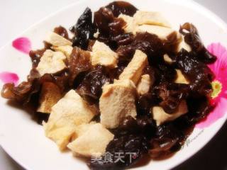 木耳拌豆腐的做法步骤：2