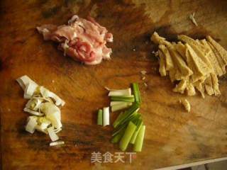 清炒小菜--芹菜炒冻豆腐的做法步骤：2