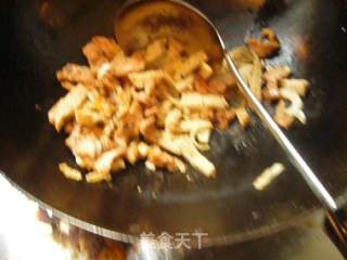 清炒小菜--芹菜炒冻豆腐的做法步骤：2