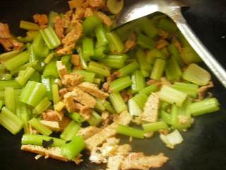 清炒小菜--芹菜炒冻豆腐的做法步骤：2
