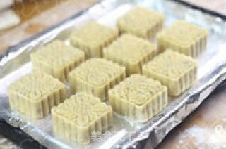 广式豆沙蛋黄月饼的做法步骤：3