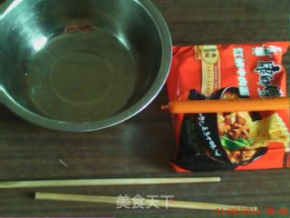 康师傅红烧牛肉面新吃法的做法步骤：2