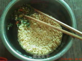 康师傅红烧牛肉面新吃法的做法步骤：2