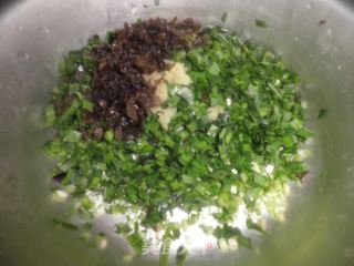 韭菜鸡蛋木耳素馅饺子的做法步骤：2