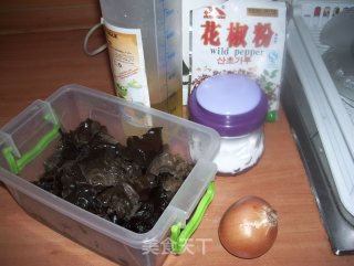 洋葱炒木耳的做法步骤：2