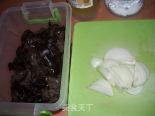 洋葱炒木耳的做法步骤：2