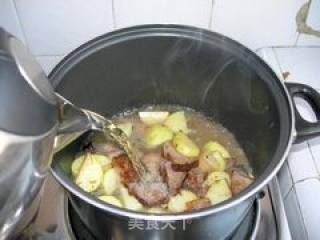西红柿牛肉汤的做法步骤：2