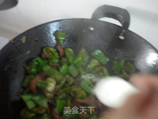 青椒肉丝的做法步骤：2