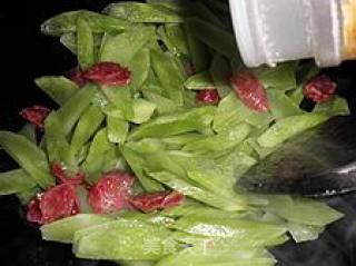 年菜十九不吃就香的----莴笋炒香肠的做法步骤：4