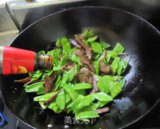 腊肉炒荷兰豆的做法步骤：3