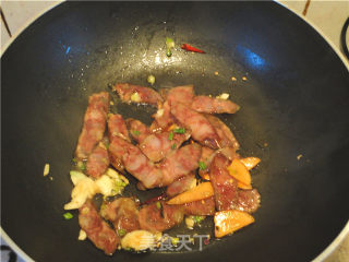 香肠炒包菜的做法步骤：2