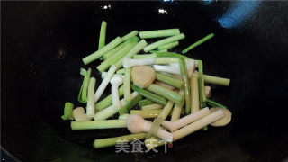 蒜炒肉的做法步骤：2