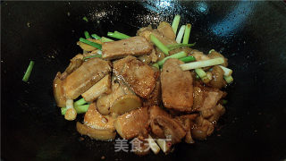 蒜炒肉的做法步骤：2