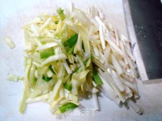 下饭小菜“韭黄鸡蛋炒腊肉”的做法步骤：4