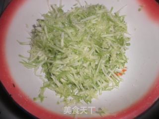 西葫芦鸡蛋虾皮饺子的做法步骤：2