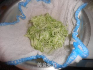 西葫芦鸡蛋虾皮饺子的做法步骤：2