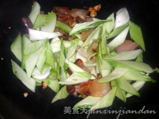 白菜豆干炒腊肉的做法步骤：3