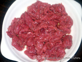 草菇萝卜牛肉汤的做法步骤：2