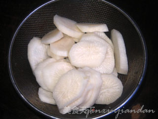 草菇萝卜牛肉汤的做法步骤：2