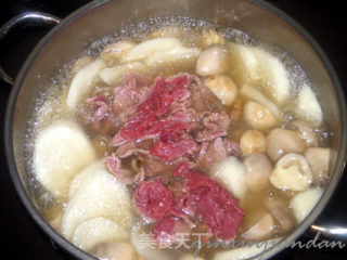 草菇萝卜牛肉汤的做法步骤：2