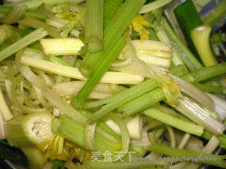 香芹炒脆肉脘鱼的做法步骤：3