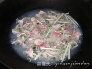 香芹炒脆肉脘鱼的做法步骤：3