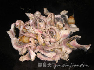 香芹炒脆肉脘鱼的做法步骤：3