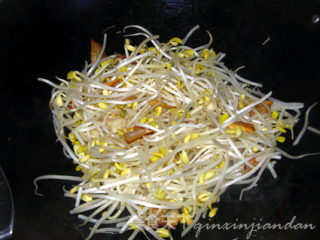 豆芽炒豆腐的做法步骤：3