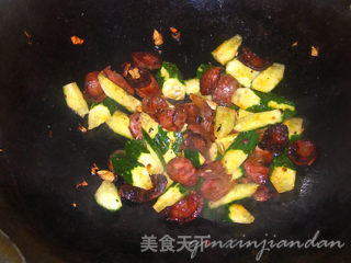 腊肠炒黄瓜的做法步骤：3
