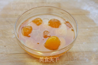 苏式月饼 蛋黄豆沙酥的做法步骤：2