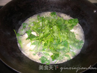 跳跳鱼香菜豆腐汤的做法步骤：4