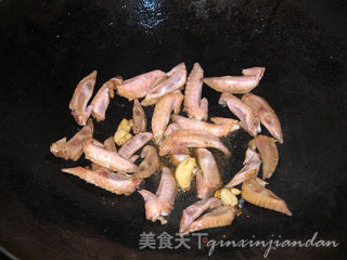 京葱爆鸡翅尖的做法步骤：3