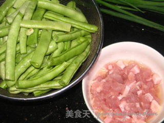 榄菜肉松炒四季豆的做法步骤：3