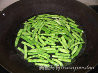 榄菜肉松炒四季豆的做法步骤：3