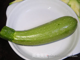 西葫芦炒腊味的做法步骤：3