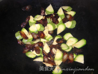 西葫芦炒腊味的做法步骤：3
