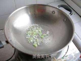 玉米炒三色的做法步骤：2